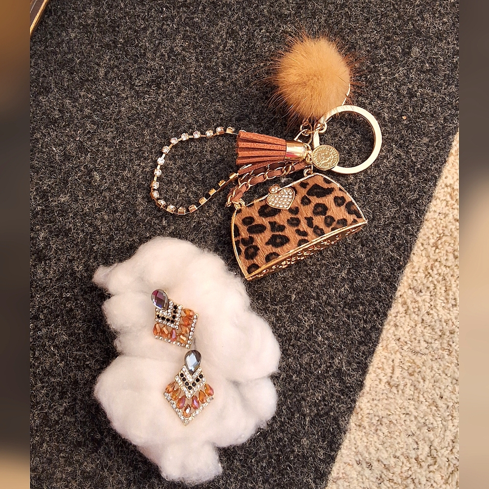 💥SALE💥NEW Leopard Keychain & Sparkly Rhinestone Earrings Listed Set